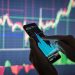trading hombre inversor usando app