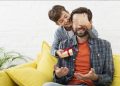 Dia del Padre hijo entregando regalo a papá