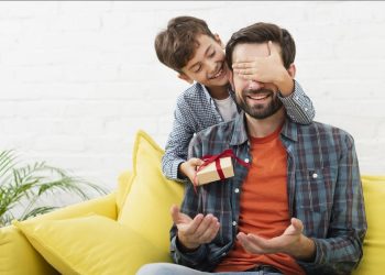 Dia del Padre hijo entregando regalo a papá
