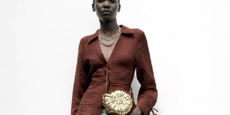 El bolso caracol de Zara que conquista verano 2025