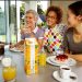 Familia de mujeres desayunando con bebidas