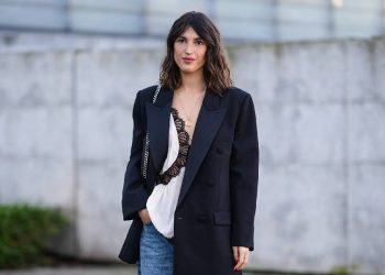 Jeans acampanados veraniegos: La tendencia retro que reinventa el estilo en 2025