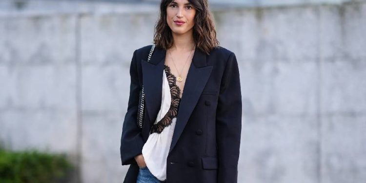Jeans acampanados veraniegos: La tendencia retro que reinventa el estilo en 2025