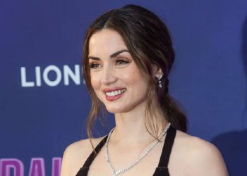 La falda con relieve de Ana de Armas que conquista la moda actual