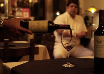 Sommeliers sirviendo una copa de vino