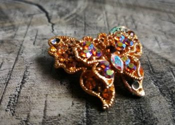Renace la elegancia vintage: Los broches que conquistarán el invierno 2025