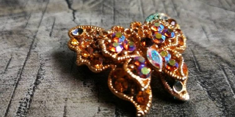 Renace la elegancia vintage: Los broches que conquistarán el invierno 2025