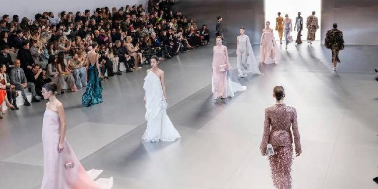 Renovación y ecléctica: La nueva era de la Alta Costura en París
