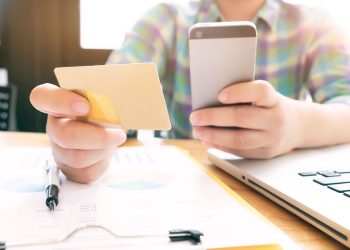 Tokenización ecommerce hombre con tarjeta de crédito haciendo compras en línea