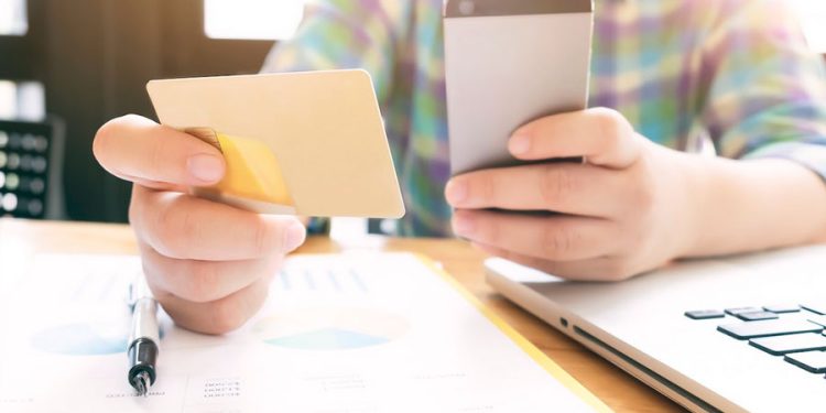 Tokenización ecommerce hombre con tarjeta de crédito haciendo compras en línea