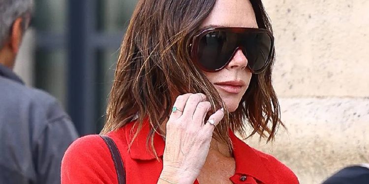 Victoria Beckham reinventa el estilo con el polo clásico