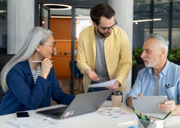 economía plateada hombre y mujer mayores trabajando