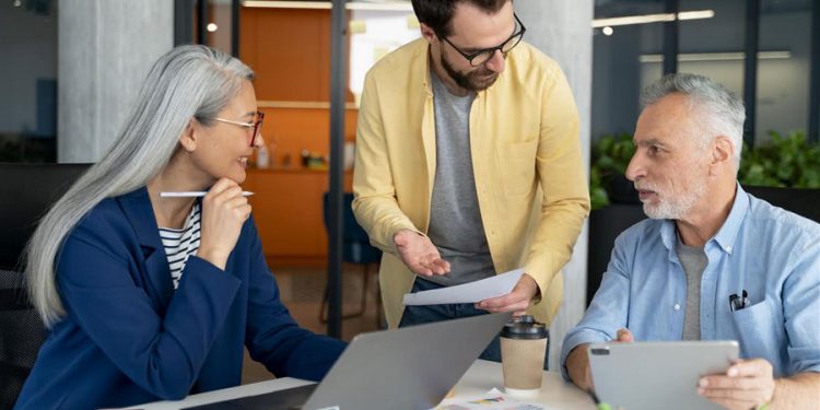 economía plateada hombre y mujer mayores trabajando