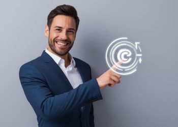 hombre de negocios tocando una pantalla virtual con copyright