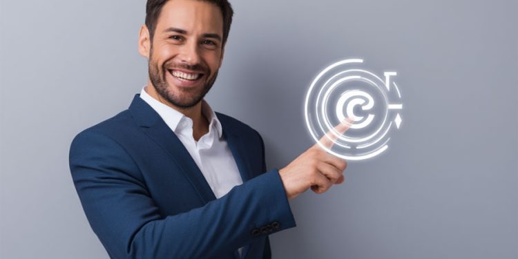 hombre de negocios tocando una pantalla virtual con copyright