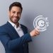hombre de negocios tocando una pantalla virtual con copyright