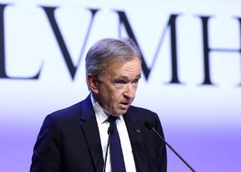 Arnault redefine el poder: LVMH toma las riendas de la prensa francesa