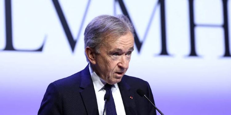 Arnault redefine el poder: LVMH toma las riendas de la prensa francesa