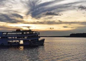 Barco navegando por el Amazonas