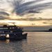 Barco navegando por el Amazonas
