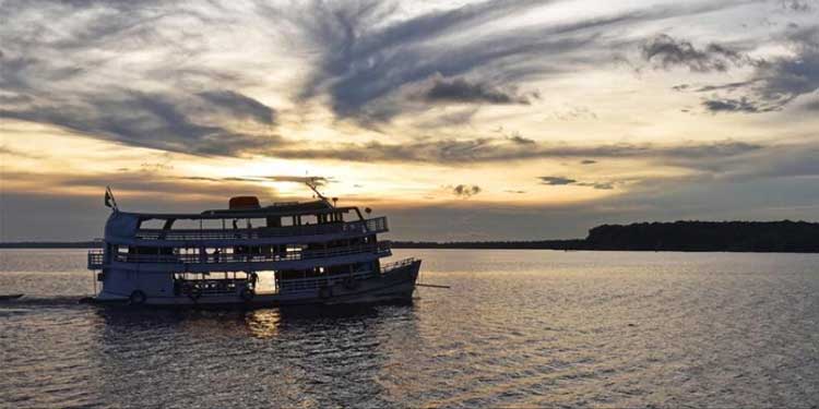 Barco navegando por el Amazonas