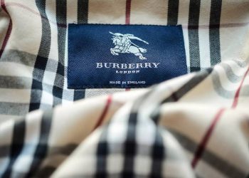 Burberry enfrenta desafíos y apuesta a la recuperación con estrategia innovadora