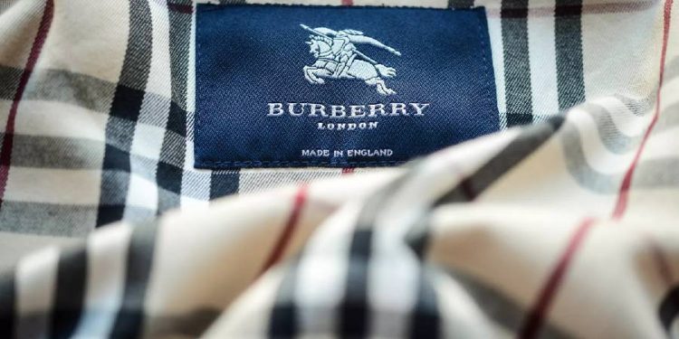Burberry enfrenta desafíos y apuesta a la recuperación con estrategia innovadora
