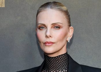 Charlize Theron reinventa el corte bob con un peinado futurista y elegante