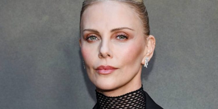 Charlize Theron reinventa el corte bob con un peinado futurista y elegante