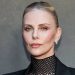 Charlize Theron reinventa el corte bob con un peinado futurista y elegante