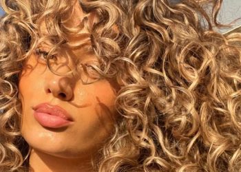 El duo perfecto para verano: Corte mariposa y mechas sunkissed