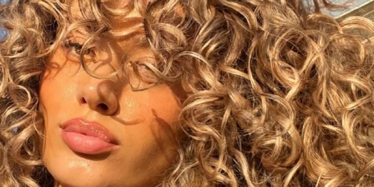 El duo perfecto para verano: Corte mariposa y mechas sunkissed