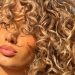 El duo perfecto para verano: Corte mariposa y mechas sunkissed