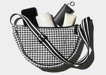 El minibolso de Uniqlo conquista verano 2025, ¡y por solo 6 euros!