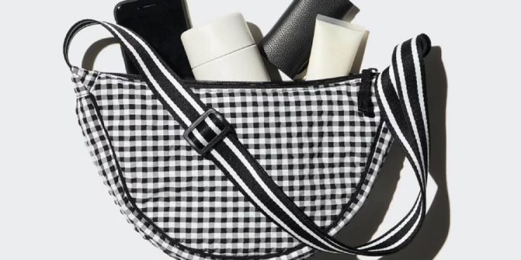 El minibolso de Uniqlo conquista verano 2025, ¡y por solo 6 euros!