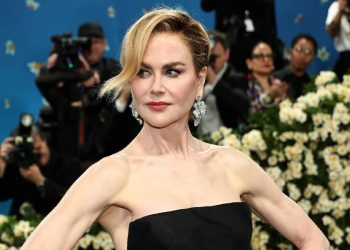 Elegancia eterna: Nicole Kidman marca tendencia en Total Black