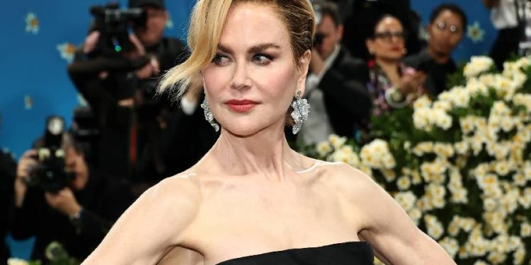 Elegancia eterna: Nicole Kidman marca tendencia en Total Black