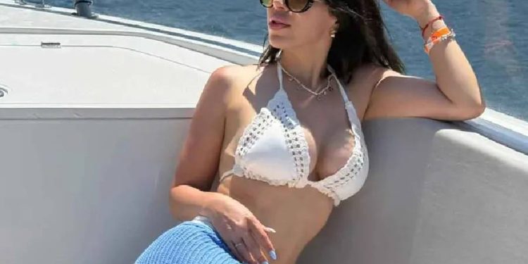 Emma Coronel revoluciona el verano con bikinis y faldas largas