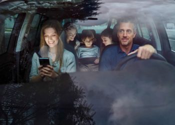 Familia viajando en un Chevrolet con servicio Onstar