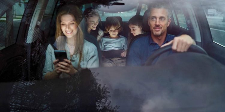 Familia viajando en un Chevrolet con servicio Onstar