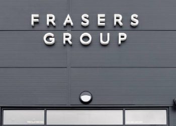 Frasers Group enfrenta caídas y políticas que frenan su crecimiento