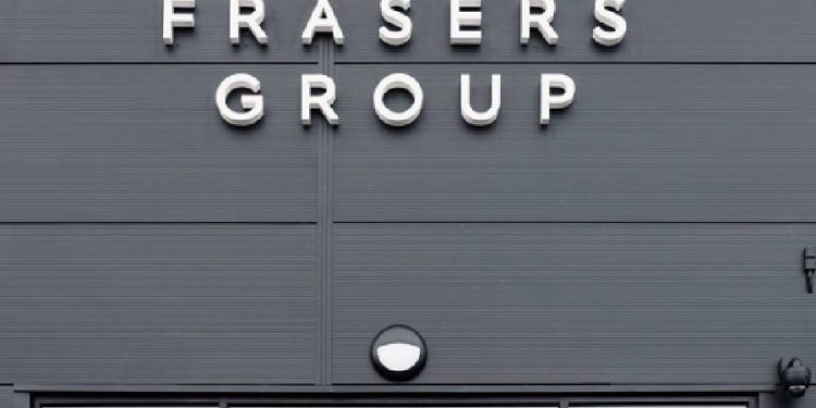 Frasers Group enfrenta caídas y políticas que frenan su crecimiento