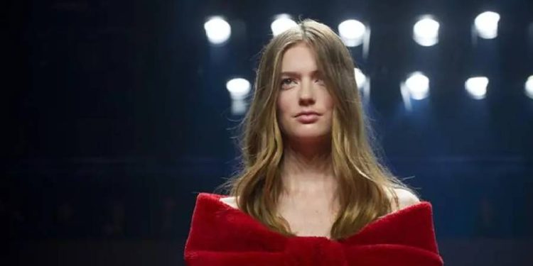 Glamour en París: La vanguardia de la alta costura en la alfombra roja