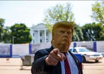 Hombre con una máscara de Donald Trump