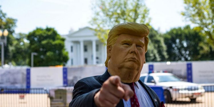 Hombre con una máscara de Donald Trump
