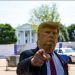 Hombre con una máscara de Donald Trump