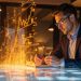 Hombre trabajando en tecnología con inteligencia artificial