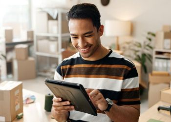 Hombre utiliza tecnología para optimizar su negocio