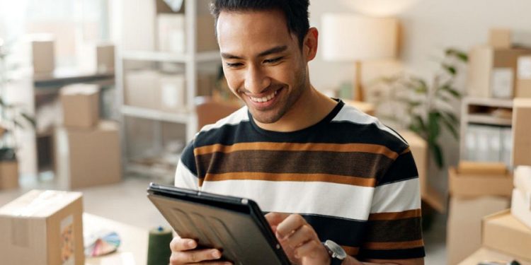 Hombre utiliza tecnología para optimizar su negocio