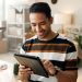 Hombre utiliza tecnología para optimizar su negocio